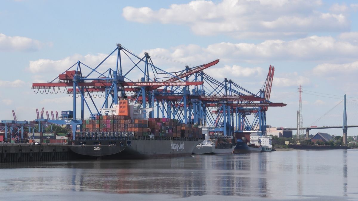 Germany Approves Controversial Sale of Hamburg Port Terminal Shares to China's COSCO